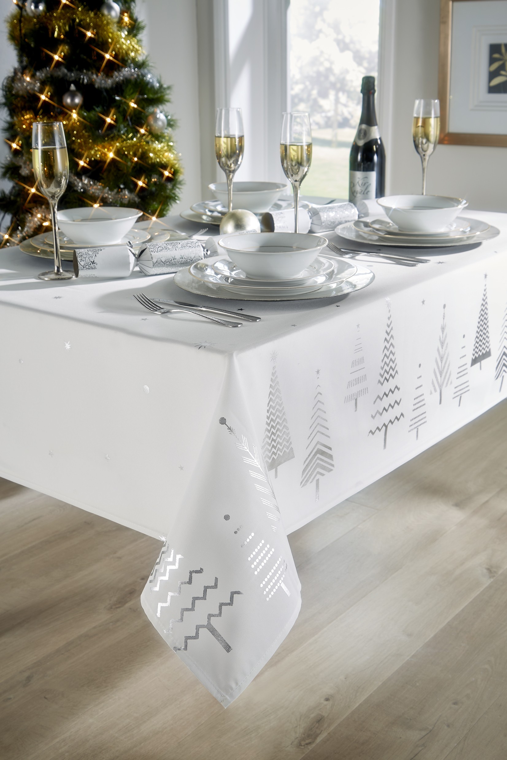 Christmas Tree Tablecloth (3 Sizes & 2 Colour Options)